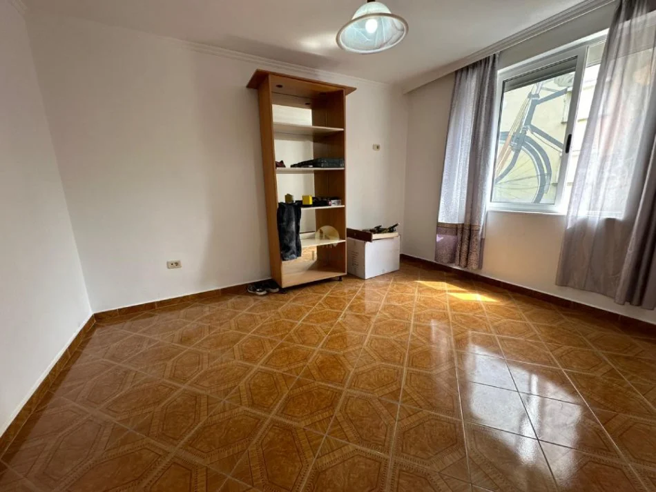 Tirane, jepet me qera zyre Kati 3, 85 m² 900 € (Rruga Myslym Shyri (Zy4020676))
