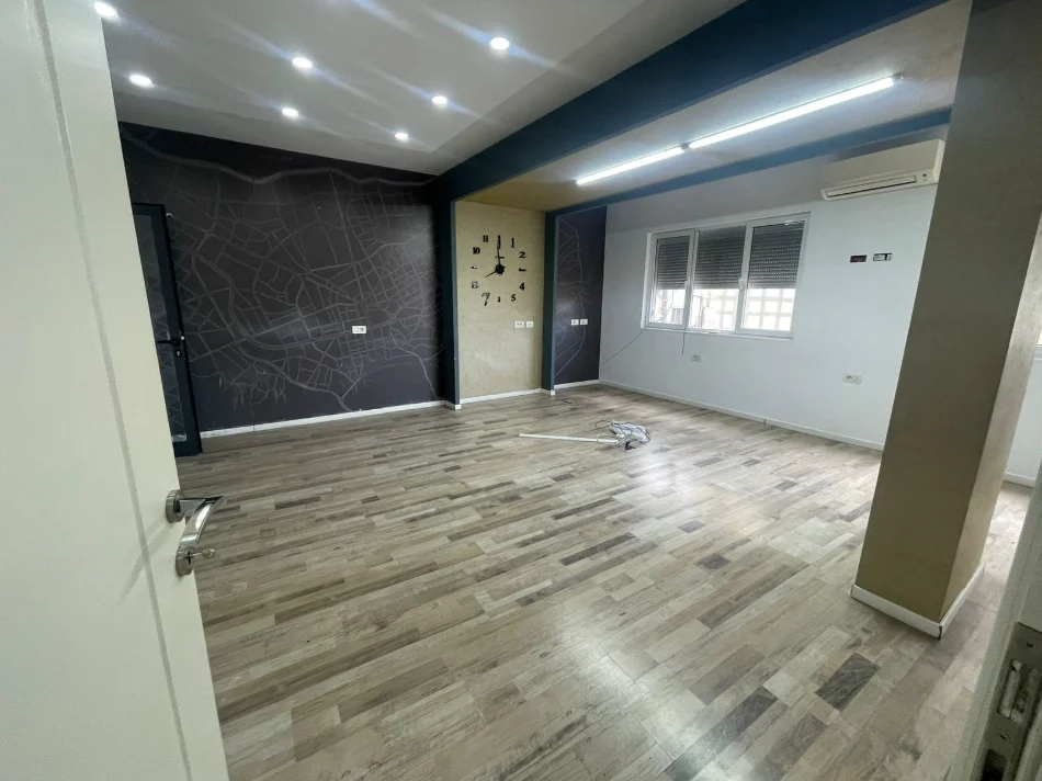 Tirane, jepet me qera zyre Kati 4, 110 m² 1.470 € (Sheshi Willson)