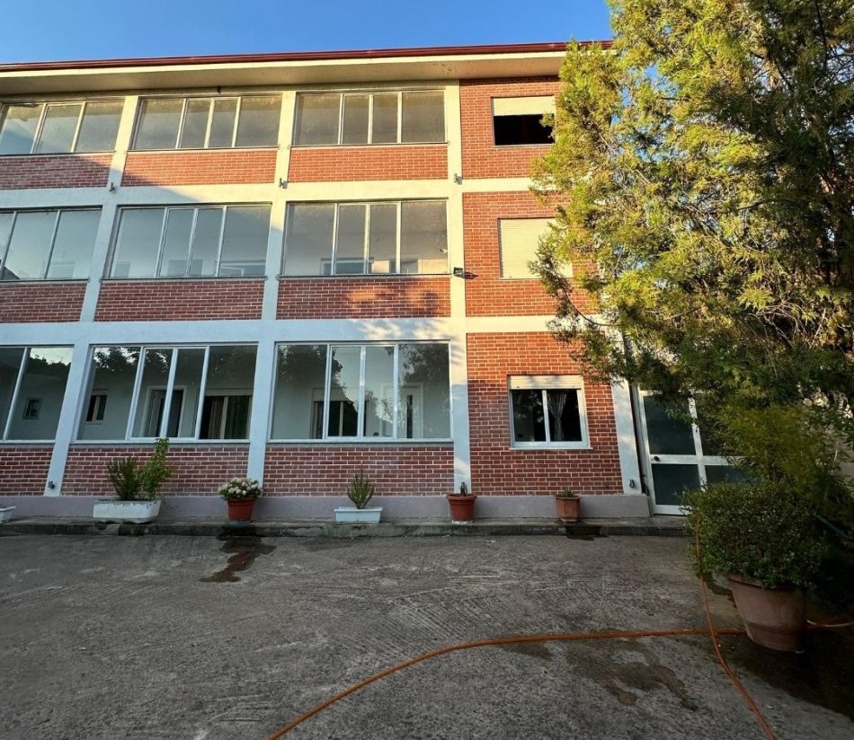 Tirane, shitet ambjent biznesi Kati 3, 1.601 m² 1.300.000 € (Fresku, Tiranë, TT 175)