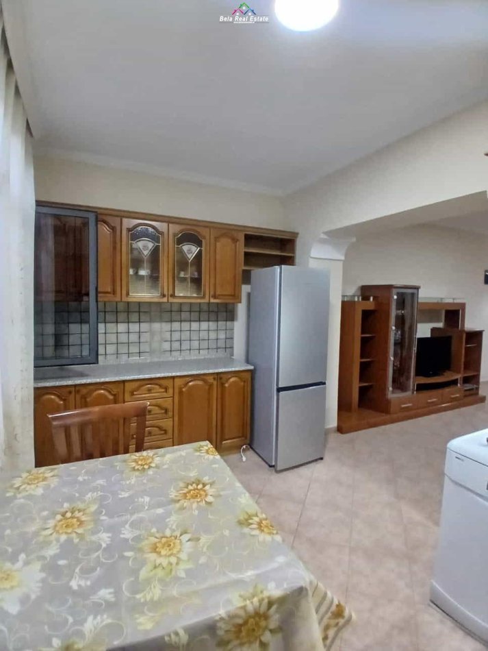 Tirane, jepet me qera apartament 1+1+Ballkon Kati 1, 65 m² 600 € (hoxha tahsim)