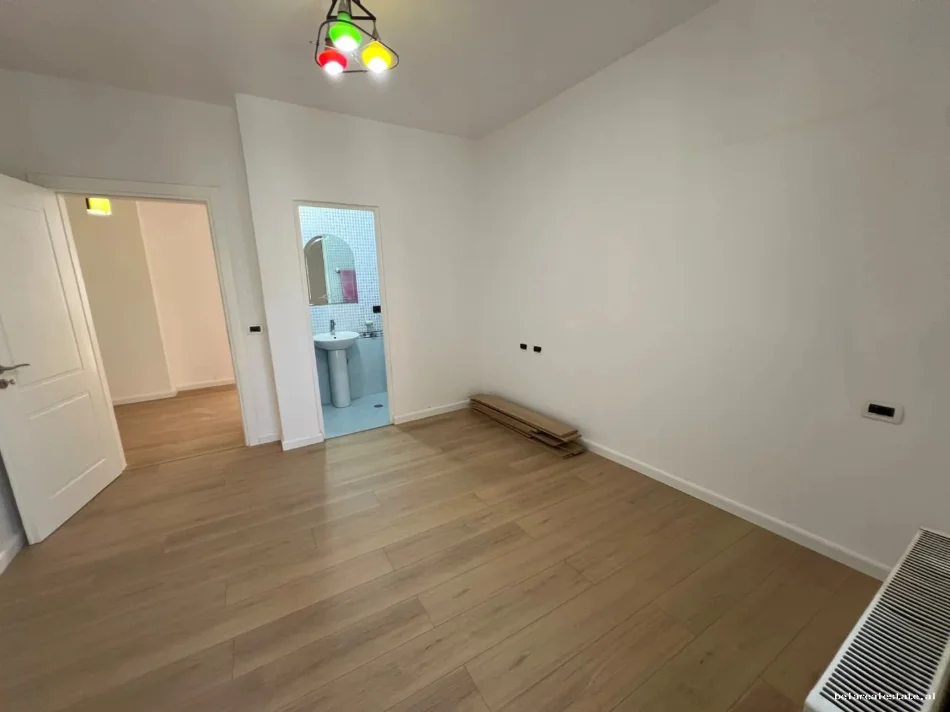 Tirane, jepet me qera zyre Kati 2, 120 m² 940 € (Rruga Lidhja e Prizerenit)