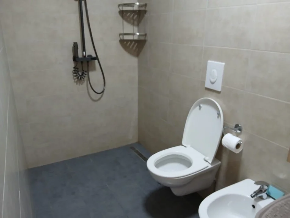 Tirane, jepet me qera apartament 1+1+Ballkon Kati 5, 75 m² 600 € (Kompleksi Panorama. prane SPAK)