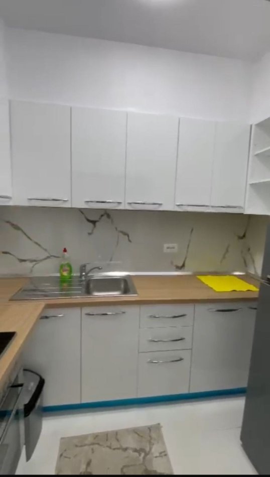 Tirane, jepet me qera apartament 2+1 Kati 1, 100 m² 800 € (rruga e durresit)