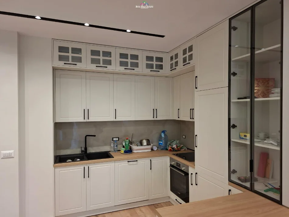Tirane, jepet me qera apartament 2+1 Kati 2, 120 m² 910 € (Kompleksi Erli, Porcelan)