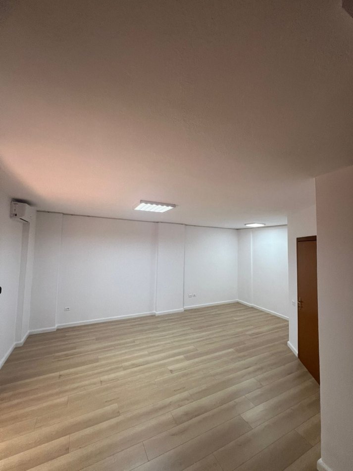 Tirane, jepet me qera zyre Kati 2, 115 m² 900 € (rruga e bogdaneve)