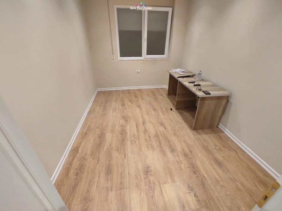 Tirane, jepet me qera zyre Kati 3, 104 m² 600 € (Selvia, Rruga e Dibres)