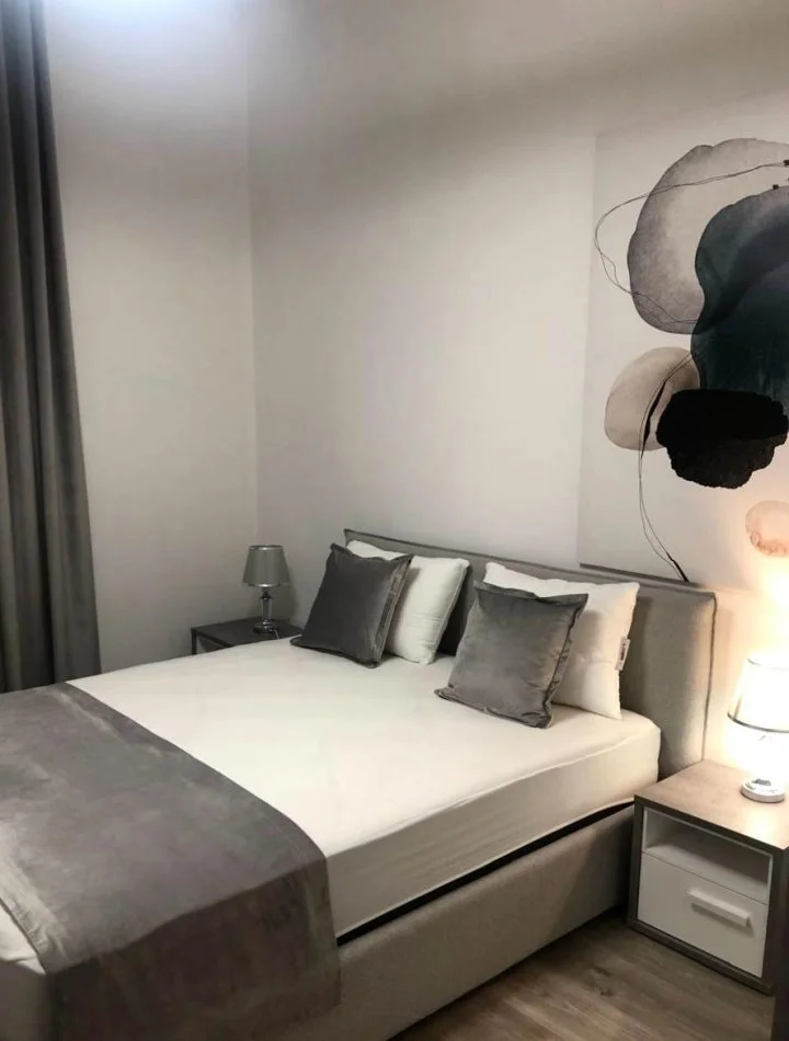 Tirane, jepet me qera apartament 1+1+Ballkon Kati 3, 1.100 m² 1.100 € (Kompleksi Delijorgji, Rruga e Kavajës)