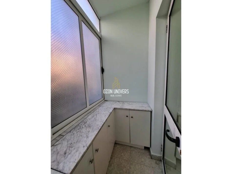 Tirane, jepet me qera apartament 1+1+Ballkon Kati 3, 65 m² 550 € (Komuna e Parisit)