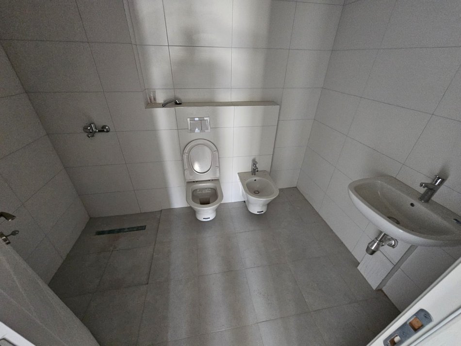 Tirane, jepet me qera zyre Kati 2, 100 m² 550 € (asl 2)
