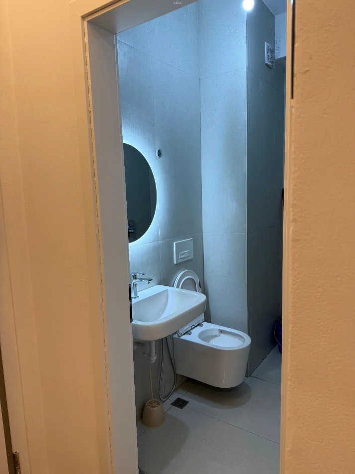 Tirane, jepet me qera apartament 1+1+Ballkon Kati 2, 50 m² 450 € (pasho hysa)
