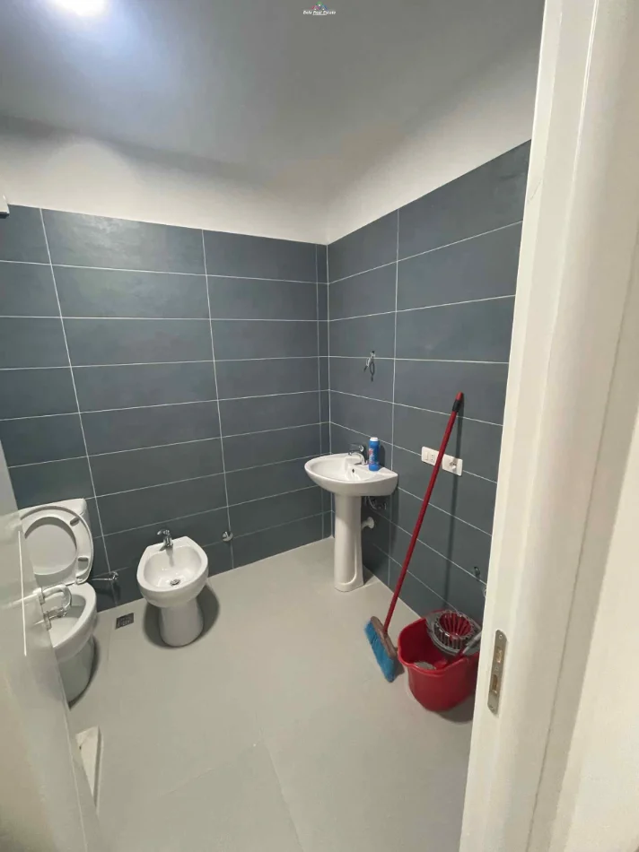 Tirane, jepet me qera zyre Kati 5, 108 m² 420 € (rruga e dibres)