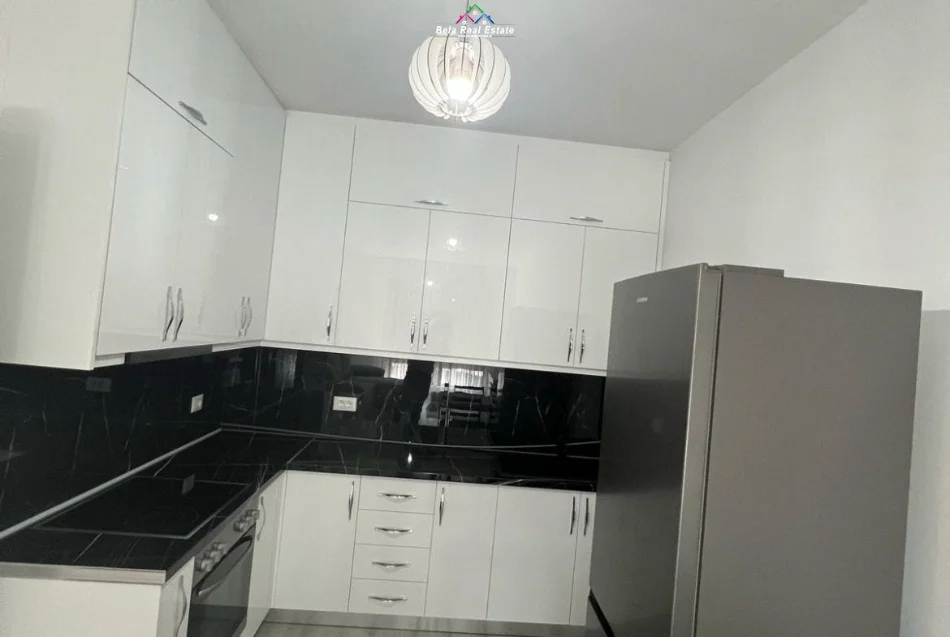Tirane, jepet me qera apartament 1+1+Ballkon Kati 8, 65 m² 550 € (xhanfize keko)