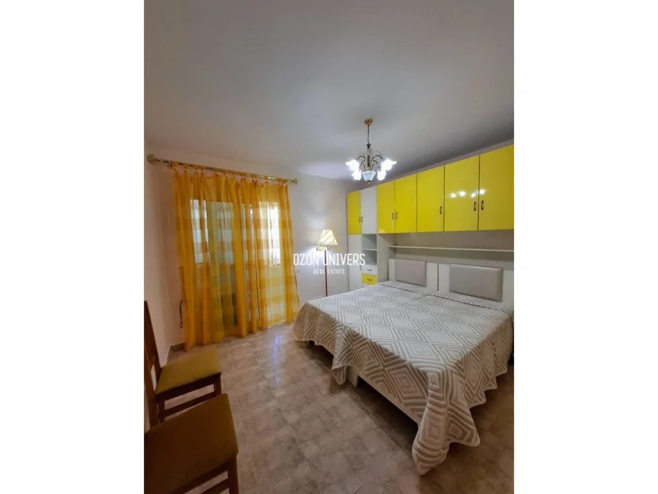 Tirane, jepet me qera apartament 1+1+Ballkon Kati 3, 65 m² 550 € (Komuna e Parisit)