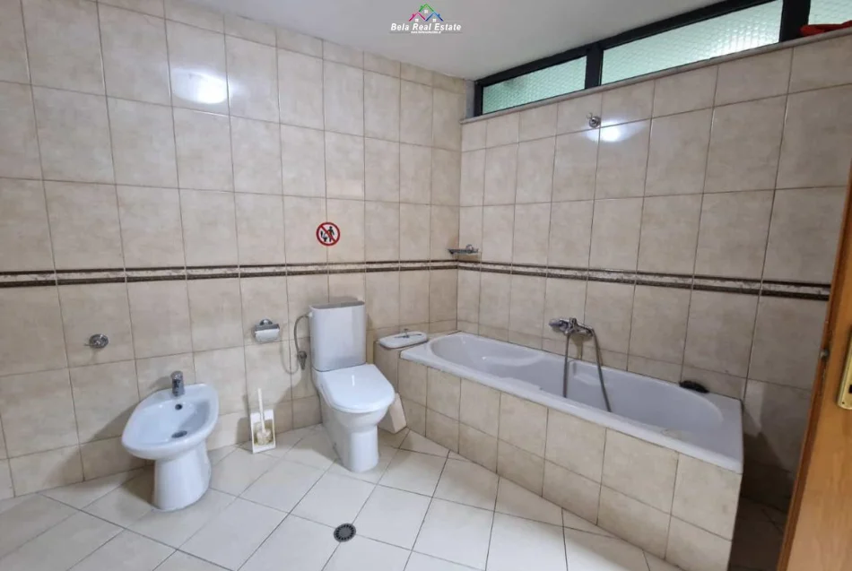 Tirane, jepet me qera zyre Kati 3, 160 m² 1.270 € (qender)