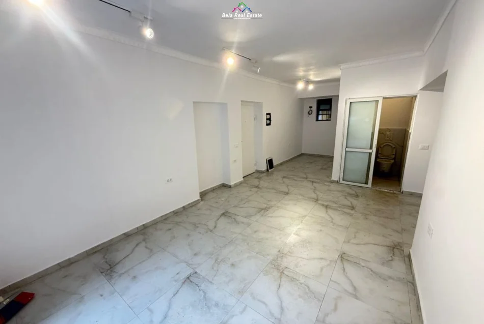 Tirane, jepet me qera dyqan Kati 0, 70 m² 2.000 € (hoxha tahsim)