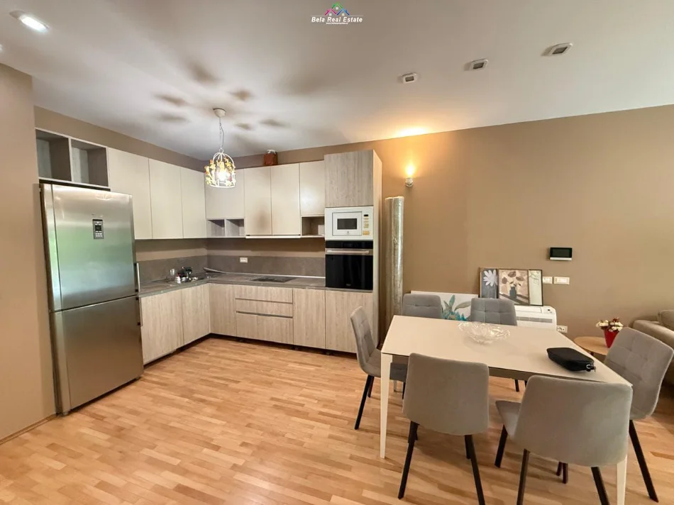 Tirane, jepet me qera apartament 2+1 Kati 1, 160 m² 1.000 € (secret garden residenc)