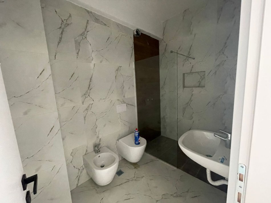 Tirane, jepet me qera zyre Kati 8, 110 m² 700 € (rruga e dafinave)