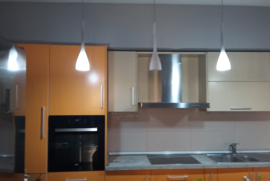 Tirane, jepet me qera apartament 2+1+Ballkon Kati 5, 100 m² 600 € (Selvia)