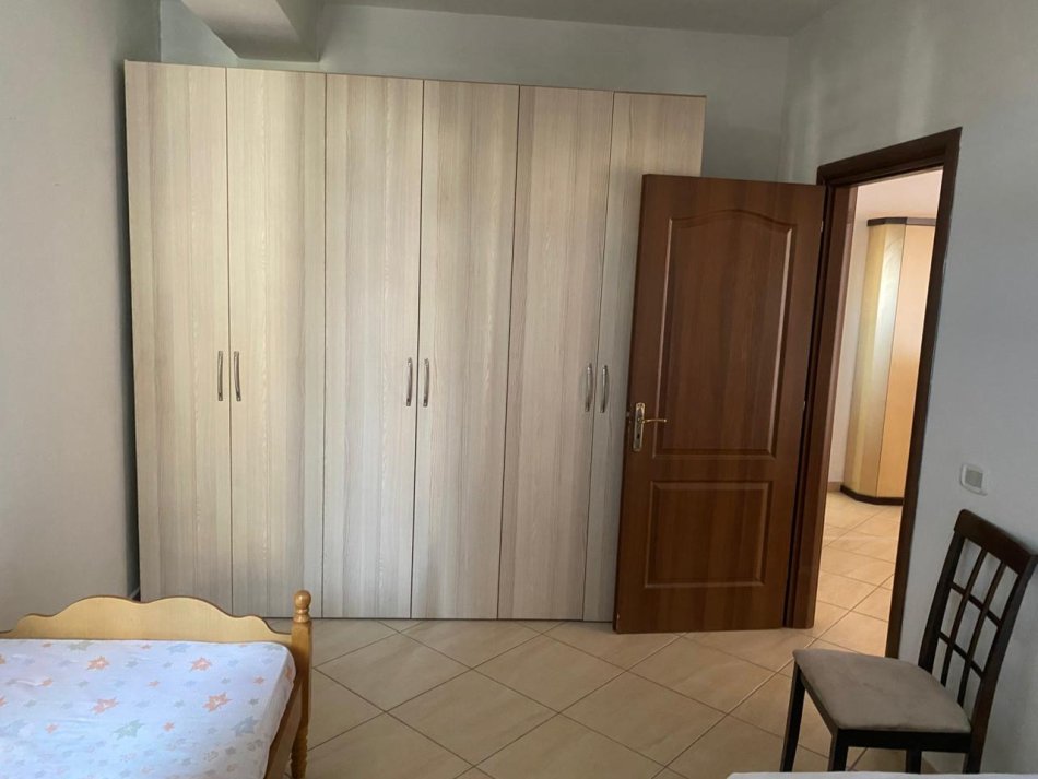 Tirane, jepet me qera apartament 2+1 Kati 4, 126 m² 500 € (rrapo hekali)