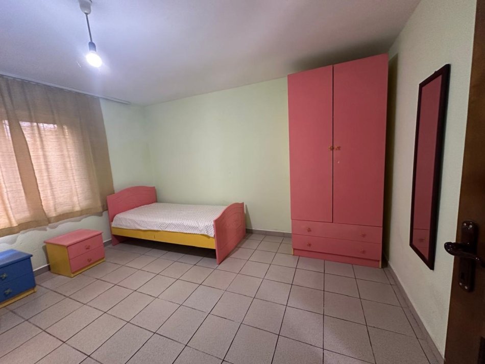 Tirane, jepet me qera apartament 1+1 Kati 0, 70 m² 300 € (Ali Demi)