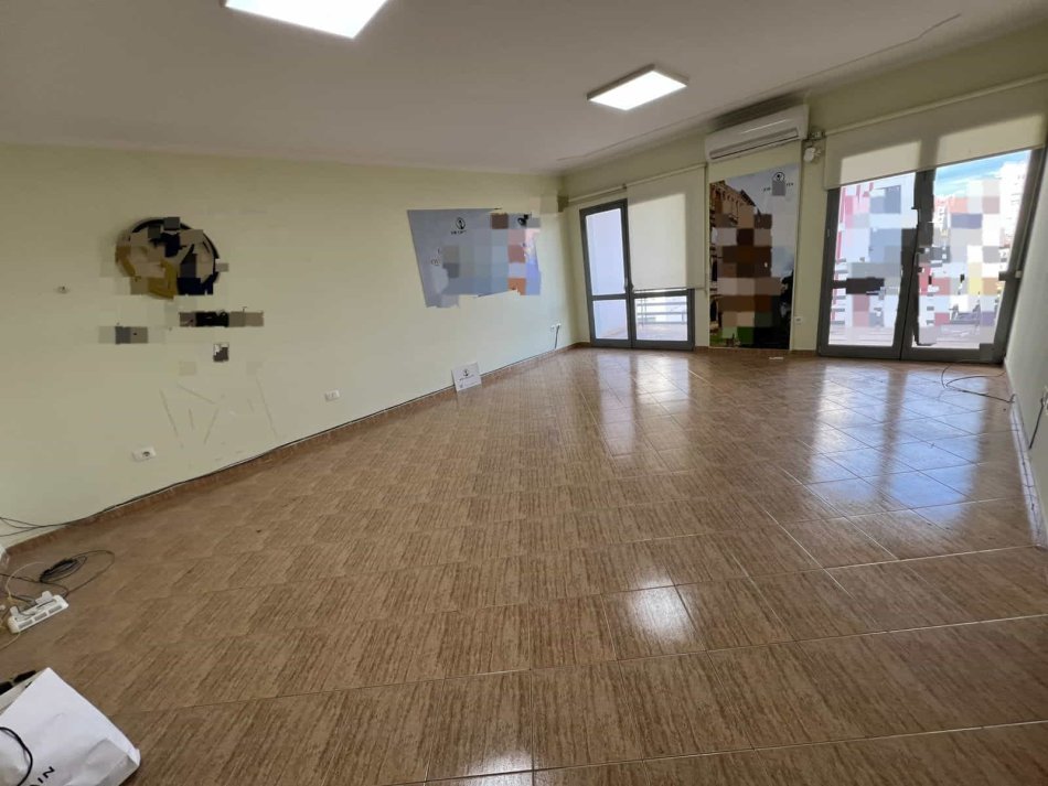 Tirane, jepet me qera zyre Kati 6, 106 m² 800 € (Zogu i Zi)