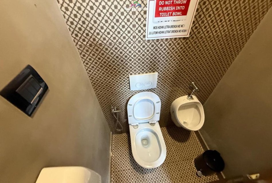 Tirane, jepet me qera bar-resorant Kati 0, 230 m² 2.000 € (pazari i ri)