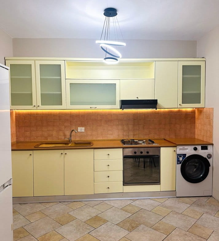 Tirane, jepet me qera apartament 1+1 Kati 15, 50 m² 600 € (Qender)