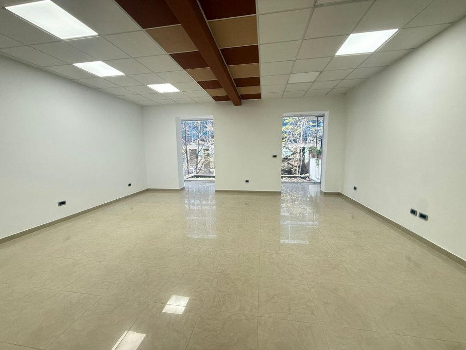 Tirane, jepet me qera zyre Kati 3, 100 m² 1000 € (Blloku)