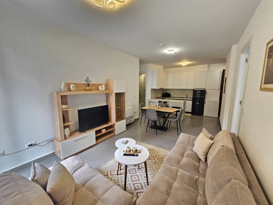 Tirane, jepet me qera apartament 2+1 Kati 0, 90 m² 1.200 € (Liqeni i thate)