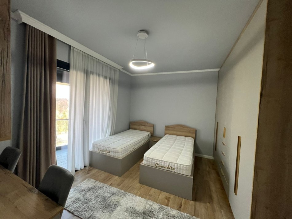Tirane, jepet me qera apartament 2+1 Kati 3, 120 m² 1.500 € (Liqeni i thate)