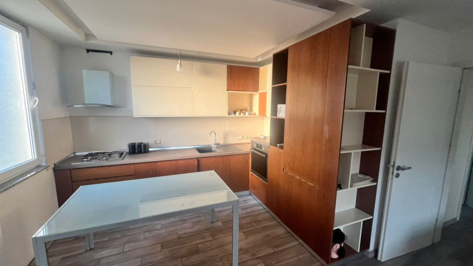 Tirane, jepet me qera apartament 2+1 Kati 2, 80 m² 550 € (Rruga Loni Ligori)