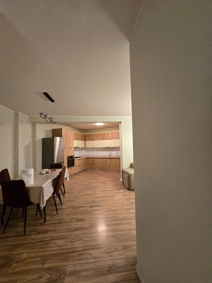 Tirane, jepet me qera apartament 3+1 Kati 5, 127 m² 770 € (Rruga Beniamin Kruta)