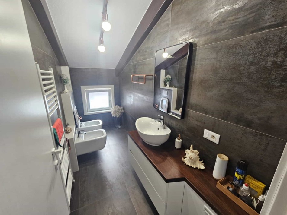 Tirane, jepet me qera apartament 3+1 Kati 3, 250 m² 2.200 € (Teg)