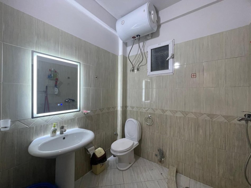 Tirane, jepet me qera apartament 1+1+Ballkon Kati 1, 660 m² 500 € (Inxhinieria Ndertimit)