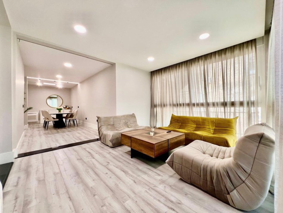 Tirane, jepet me qera apartament duplex 4+1+Ballkon Kati 7, 155 m² 2.300 € (Rruga Ismail Qemali)