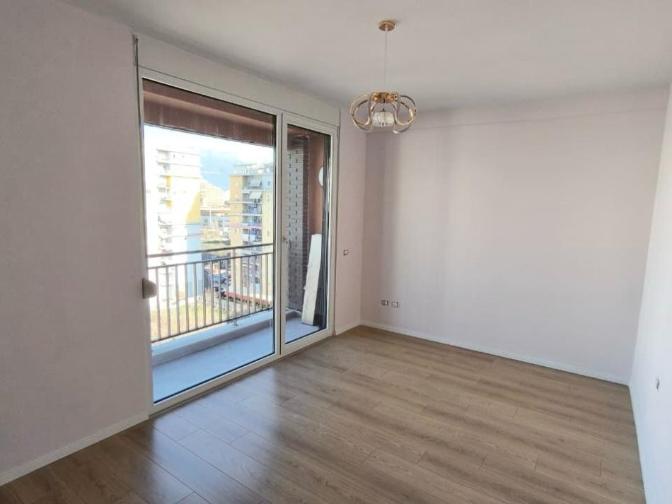 Tirane, jepet me qera apartament 2+1+Aneks+Ballkon Kati 7, 101 m² 670 € (Rruga e Dafinave)