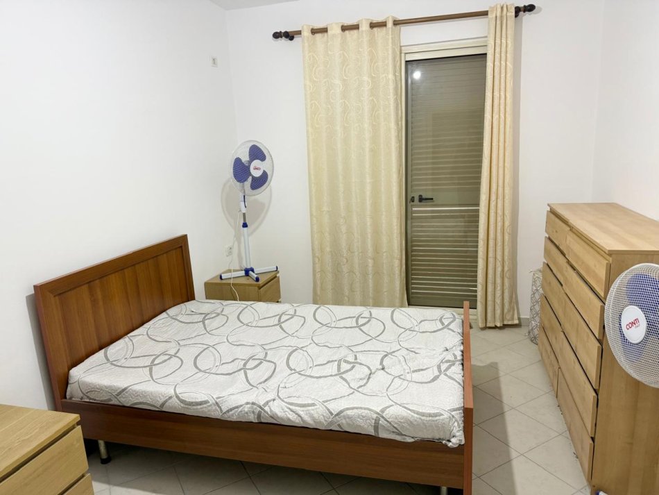 Tirane, jepet me qera apartament 2+1+Ballkon Kati 2, 95 m² 520 € (Rruga Loni Ligori)