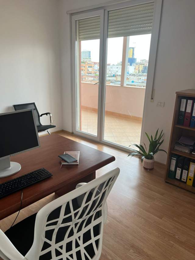 Kompani konsulence jep me qera nje zyre / Società di consulenza, affitta ufficio