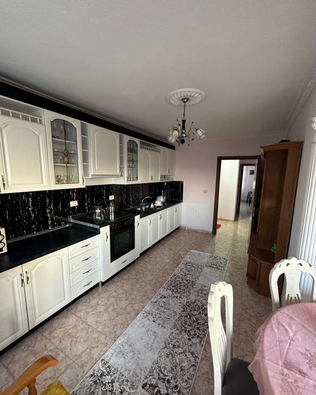 Tirane, jepet me qera apartament 2+1+BLK Kati 8, 100 m² 600 Euro (pallati me shigjeta)