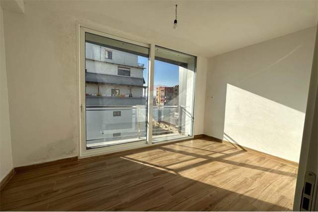 Pronari e mobilon sipas deshires tuaj. Tirane, jepet me qera apartament 2+1 Kati 5, 70 m² 450 Euro (Farmacia 10)