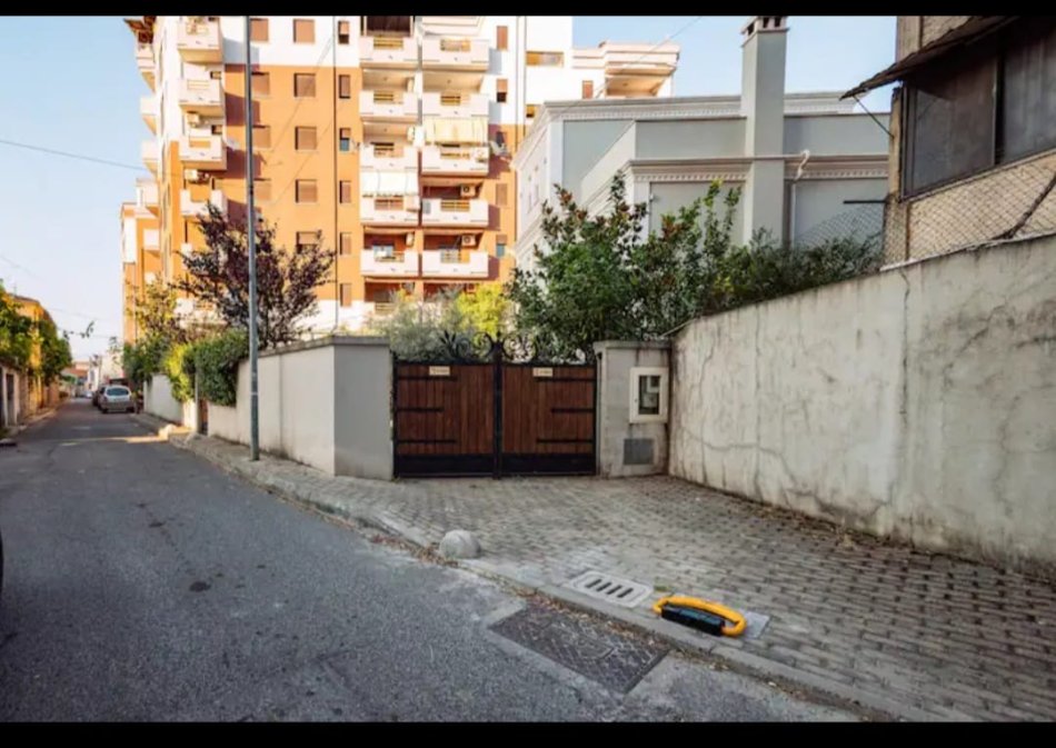 Shkoder, jepet me qera Vile 5+1, Kati 3, 728 m² 2,000 € (Rruga Nuri Bushati)