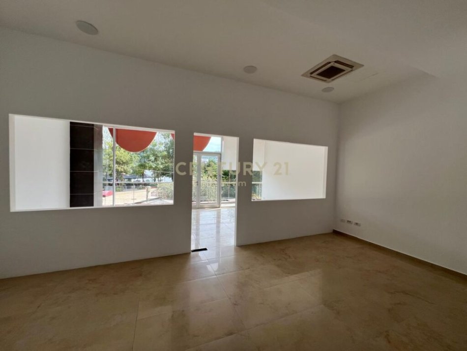 Tirane, jepet me qera ambjent biznesi Kati 1, 155 m² 2.750 € (LIQENI ARTIFICIAL I TIRANES)