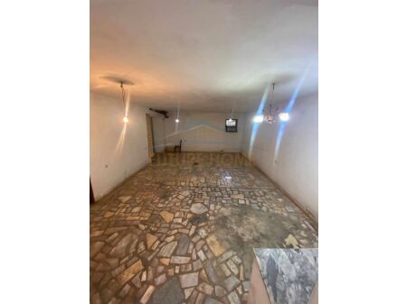 Tirane, jepet me qera garazh , 109 m² 350 € (Rruga Kongresi Manastirit, Tirane, AREA41635)