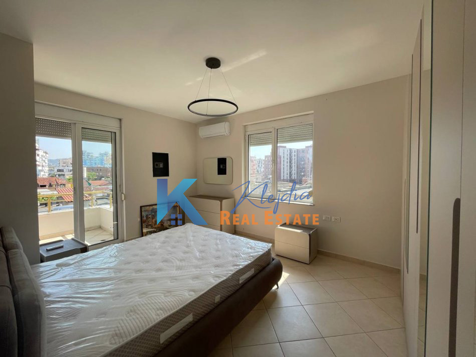 Tirane, jepet me qera apartament 2+1 Kati 3, 110 m² 850 € (Rruga e Kavajes, afer Kishes Katolike)