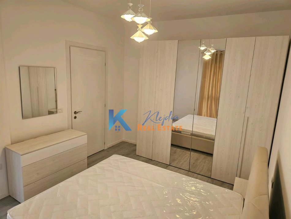 Tirane, jap me qera apartament 1+1+Ballkon Kati 3, 77 m² 600 € (5 Maji, afer Emerald Center)