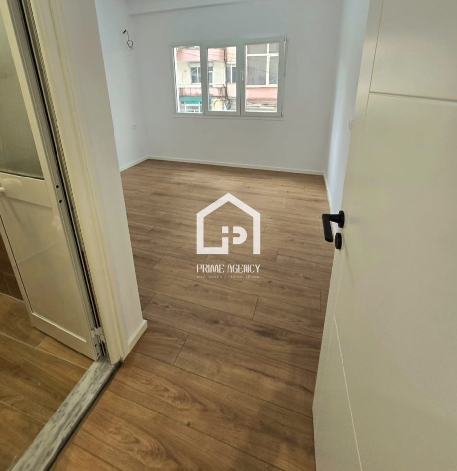 SHITET APARTAMENT 2+1+2/Rruga Faik Konica/Mbrapa Gjuhëve të Huaja