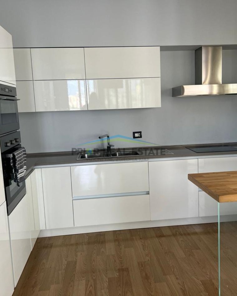 Tirane, jepet me qera apartament 2+1+Ballkon Kati 5, 100 m² 900 € (Liqeni i Tiranes)