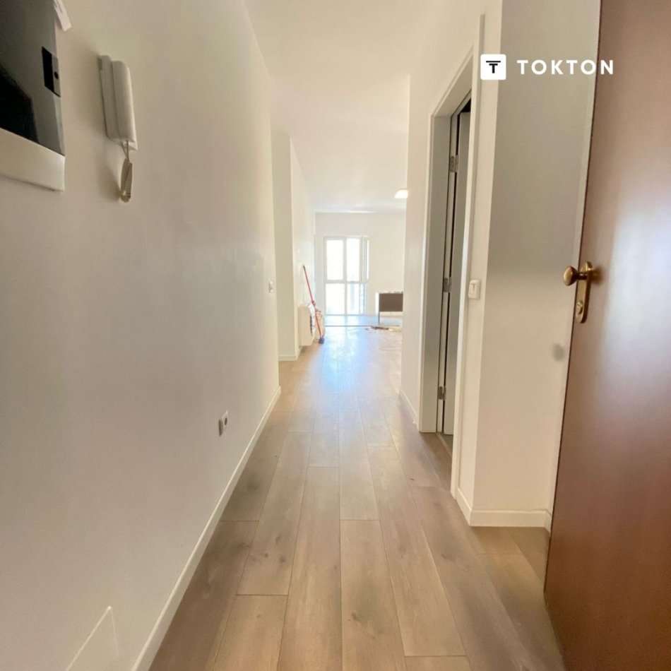 Tirane, jepet me qera ambjent biznesi Kati 6, 100 m² 600 € (RRuga 5 Maji, Emerald Center, TT 1871)