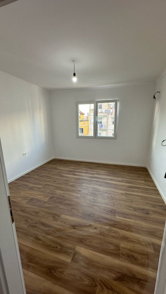 Tirane, shitet apartament 2+1+Ballkon Kati 4, 75 m² 148.000 € (Ish Parku i Autobuzave)