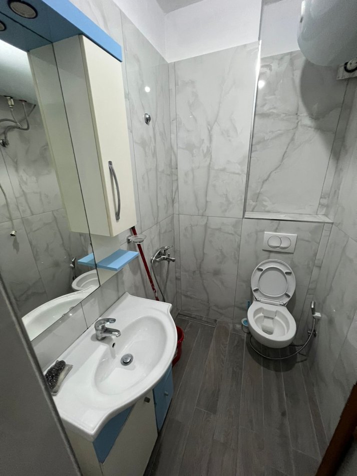Tirane, jap me qera garsonier 1+1 Kati 3, 42 m² 450 € (Garsoniere per qira te Rruga e Barrikadave j)